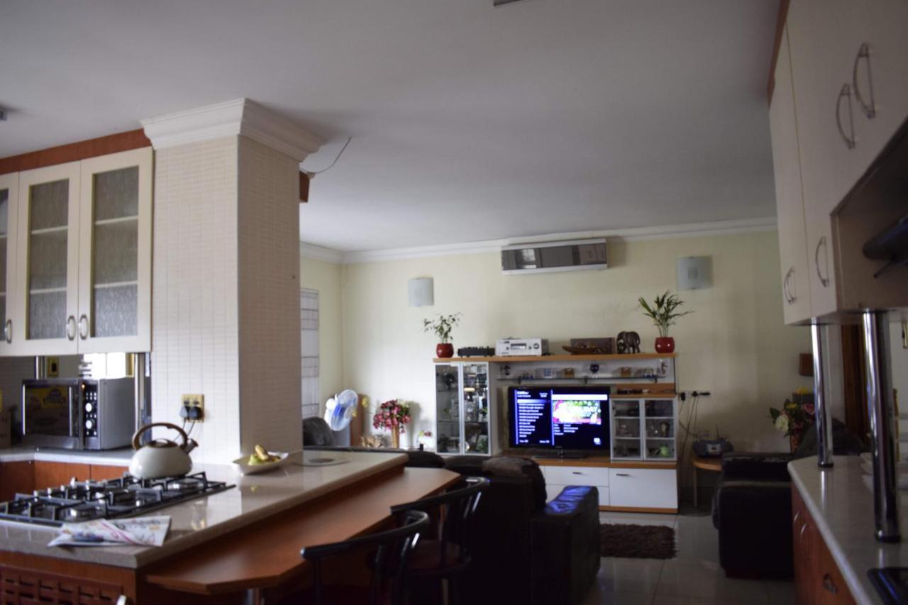 Апартаменты Lalela House Йоханнесбург Экстерьер фото