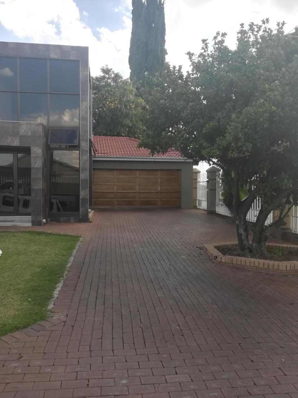 Апартаменты Lalela House Йоханнесбург Экстерьер фото